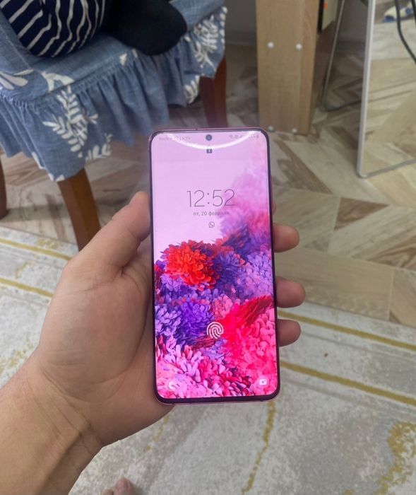 Samsung S20 в хорошем состоянии