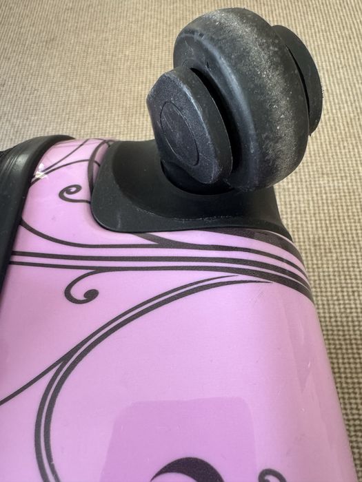 Твърд куфар, среден размер с колелца 68х45х27 без колелца 60х42х27