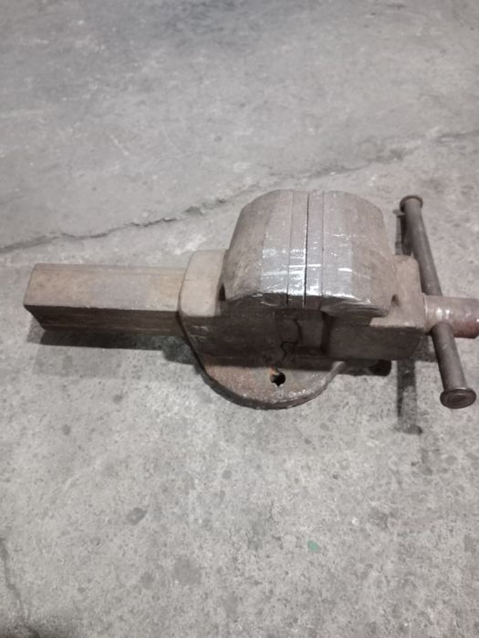 Продам тиски небольшой