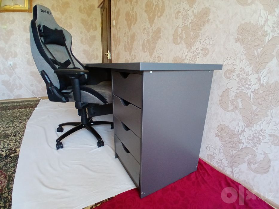 Кресло и игровой стол