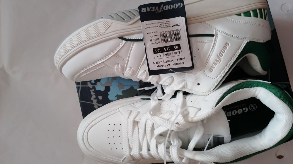 Pantofi sport nou cu eticheta mărimea 45