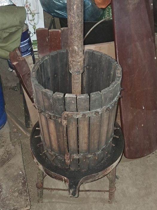DE  VÂNZARE, butoaie și presă struguri,Toate la  preț negociabil.
