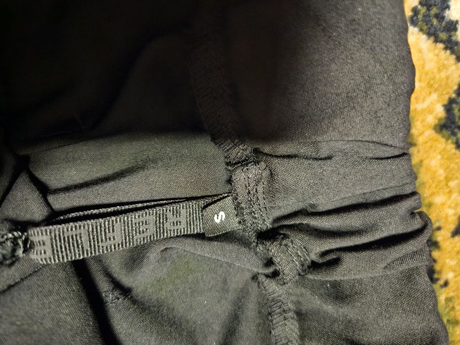 Pantaloni noi cu eticheta, Reflex