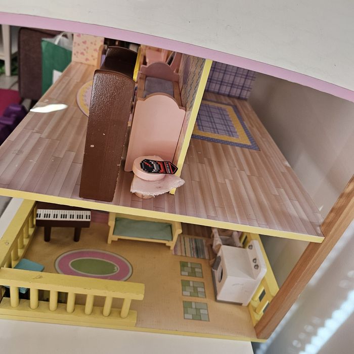 Дървена къщичка за кукли с мебелите