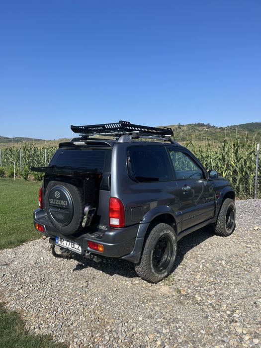 Suport multifunctional pentru accesorii pe roata de rezerva