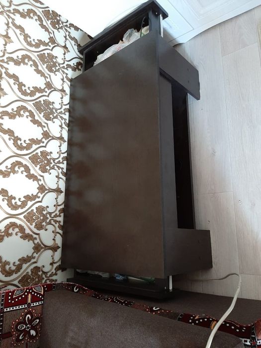 Диван и журнальный столик