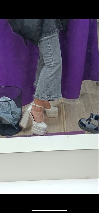 Празднечное платье и туфли Братц