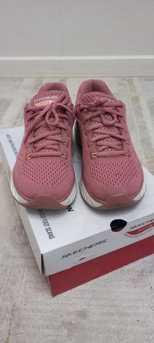 Продам стильные женские кроссовки