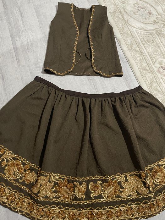 Costum popular cu fir metalic  auriu