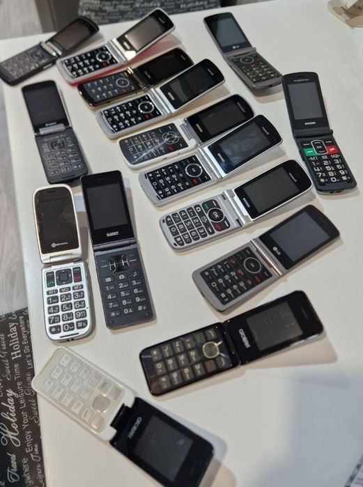 Telefon cu clapeta cu încărcător