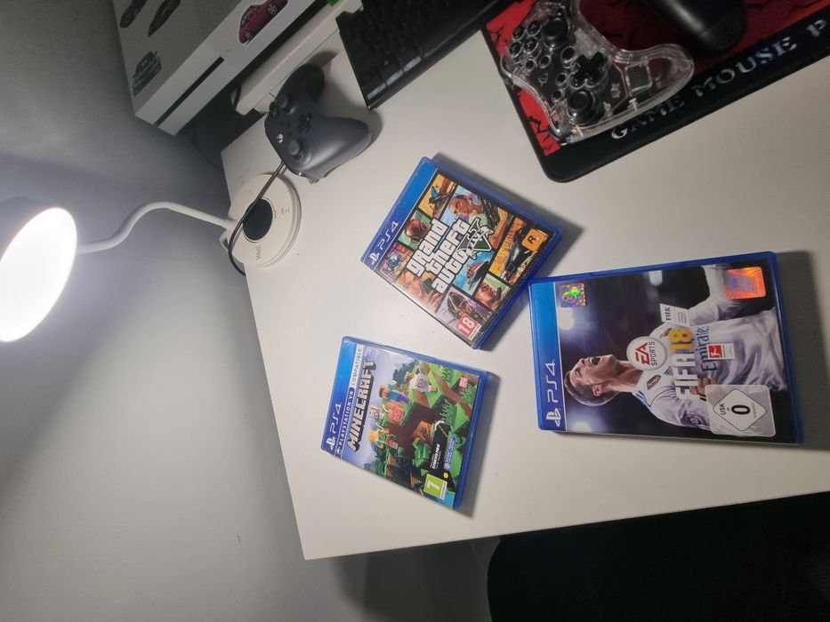 Ps 4 +2 manete + 3 jocuri