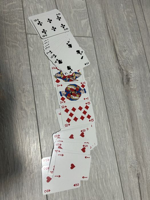 Vând cărți de poker