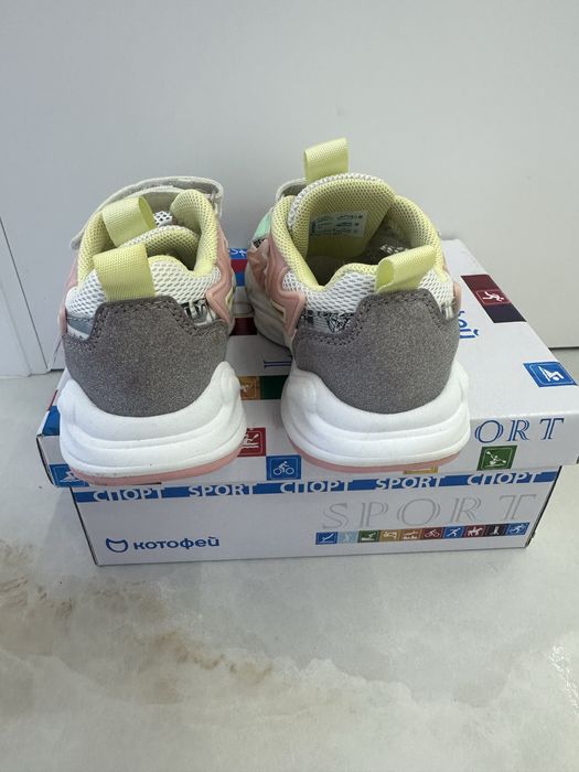 Кроссовки на девочку