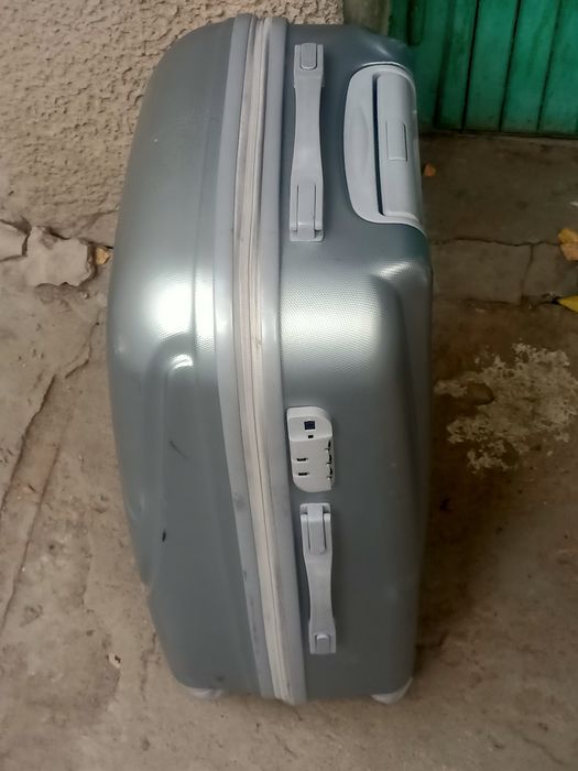 Чемодан дорожный на колесах