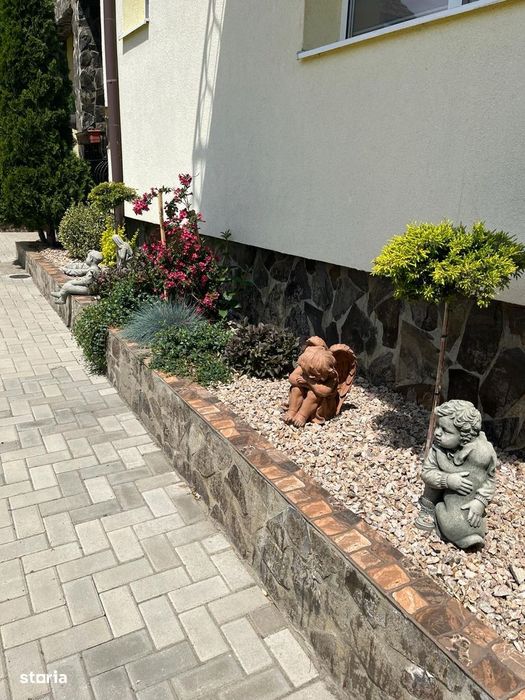 Vilă de vânzare – spațioasă, 380 mp utili, curte amenajată