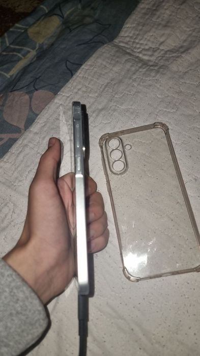 Samsung a36 5G каропка есть