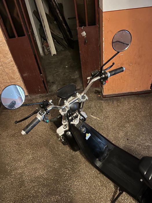 Scuter electric moped
