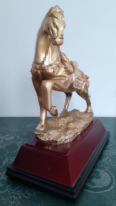 Статуэтка коня..