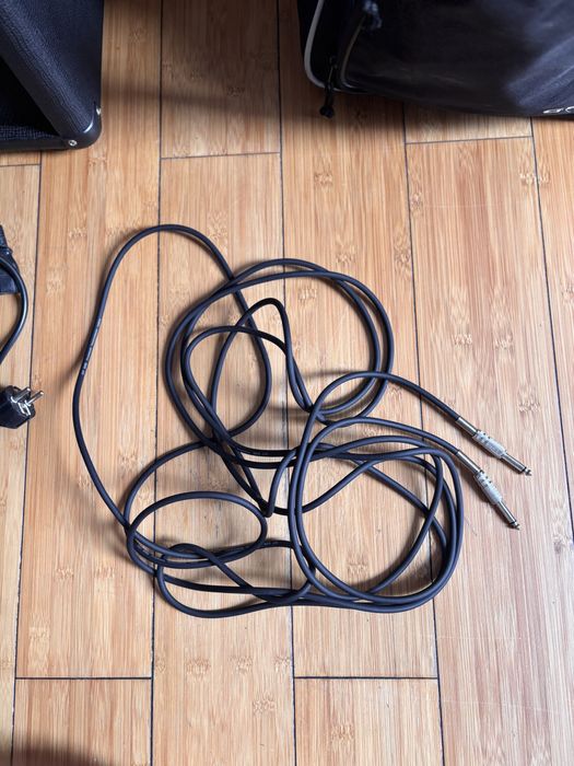 Vând set chitară electrică + amplificator + microfon + husă + cabluri