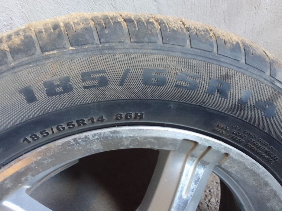 Продам шины с камплект 185/65 R14 86H (ВАЗ) Б/У