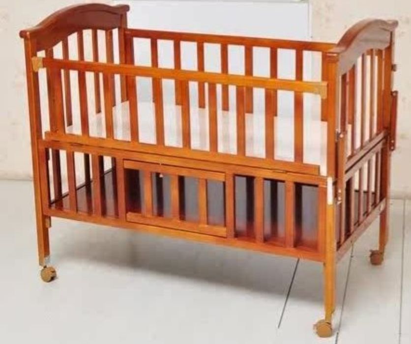 Деревянная детская кроватка