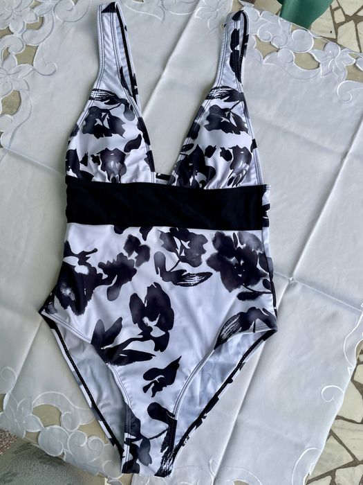Costum de baie intreg alb negru cu motiv floral Marime S