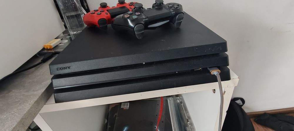 PlayStation 4 pro modabil/1tb/2 controller-e