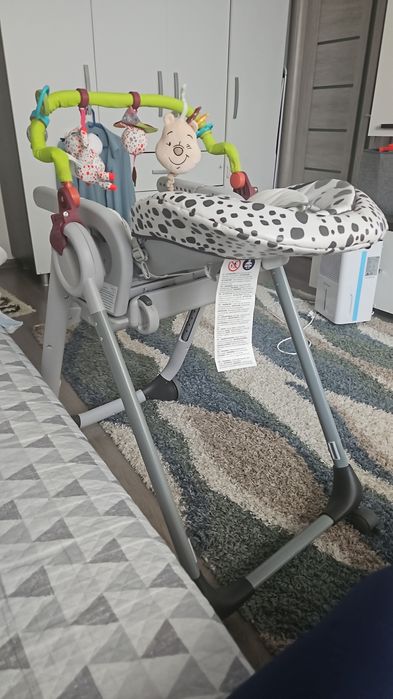 Vând scaun de masa împreună cu centrul de activități  chicco