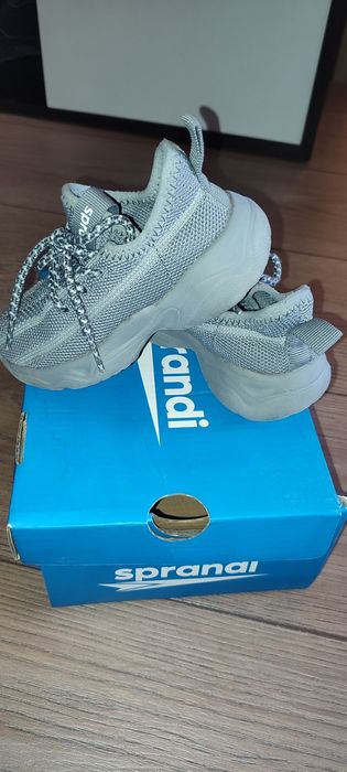 De vânzare adidași băieți din plasă nr. 25.