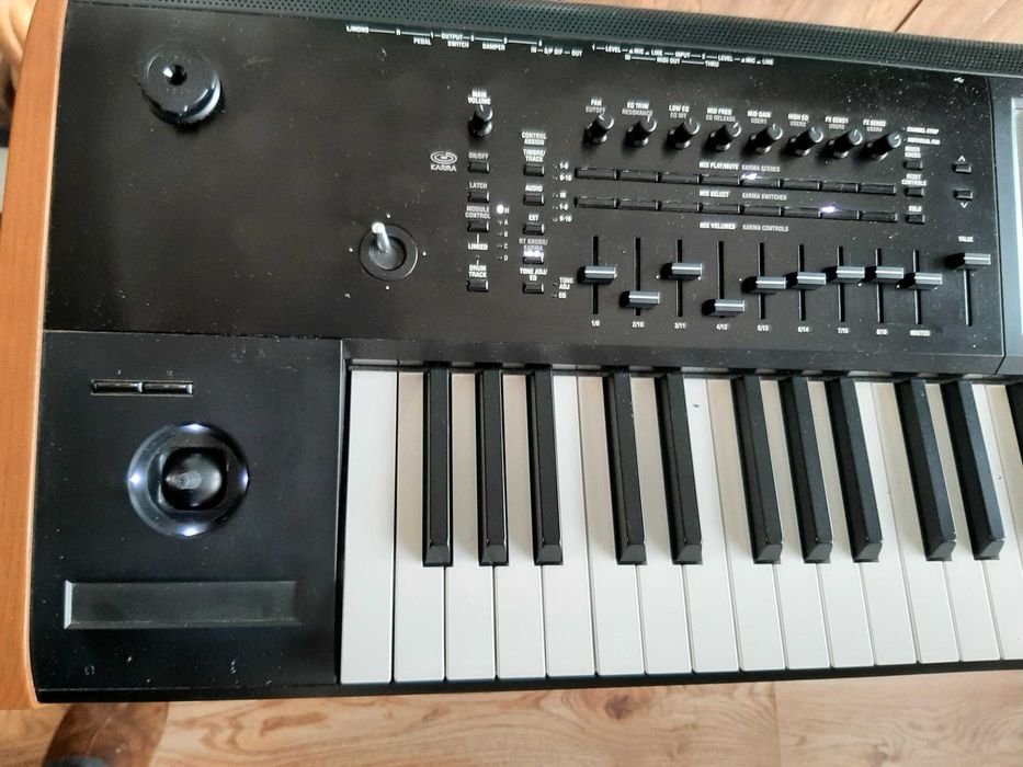 Korg KRONOS 2  73 твърд куфар