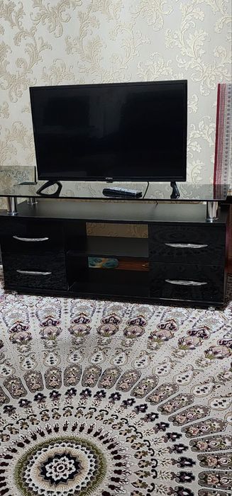 Телевизор LG с подставкой продаётся срочна televizor LG postavkasi