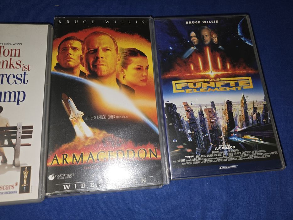 Pachet cu 3 casete video, vhs,în limba germană, Bruce Willis, 50 lei