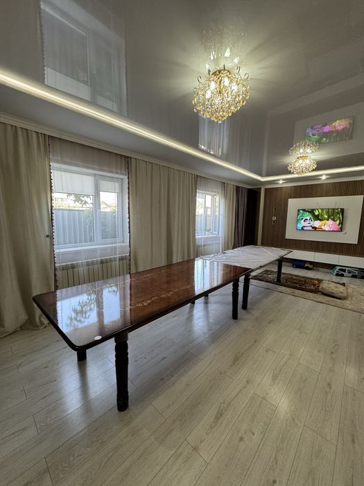 Стол 6 метров.  И 20 стулья