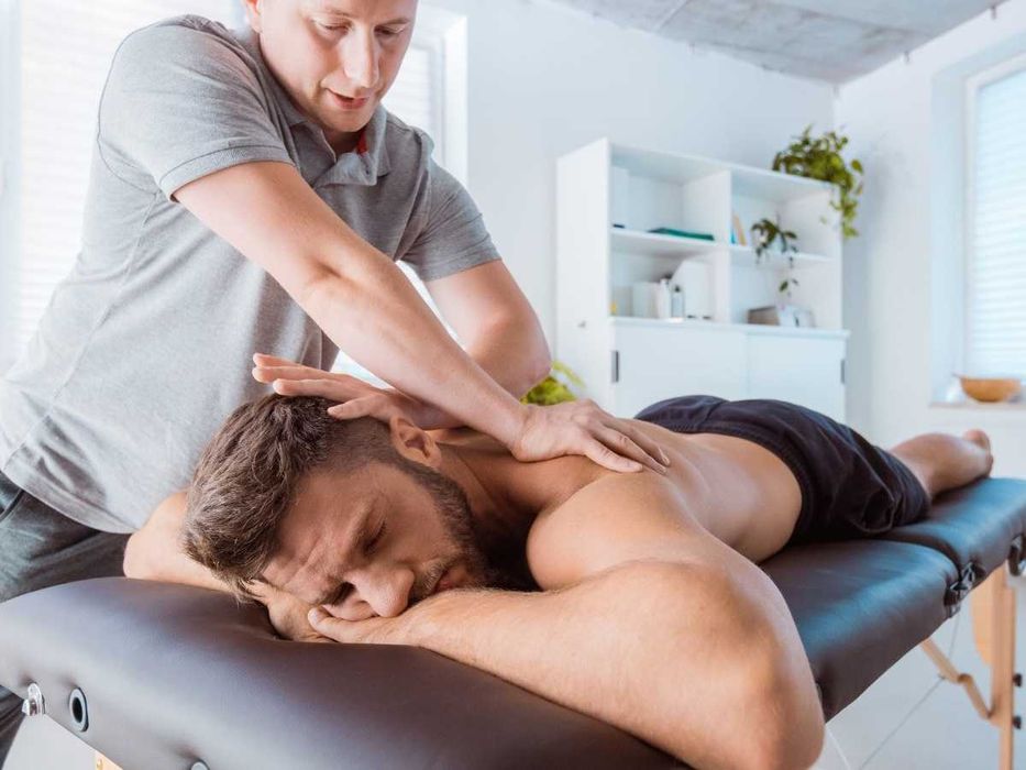 Массаж спины. Люди которые делают массаж. Люди которые делают массаж. Мнуши массаж ижевск. Общий массаж.