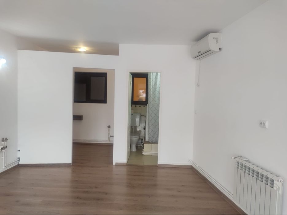 Ofer spre inchiriere birou/spatiu comercial avand curte frontala