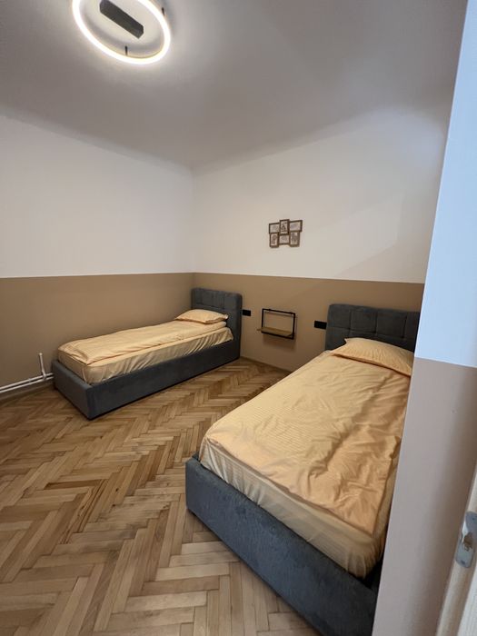 Inchiriere apartament  5 paturi + curte si terasa, grup