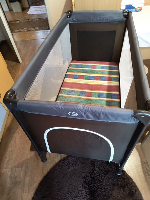 Детска сгъваема кошара с матрак на едно ниво