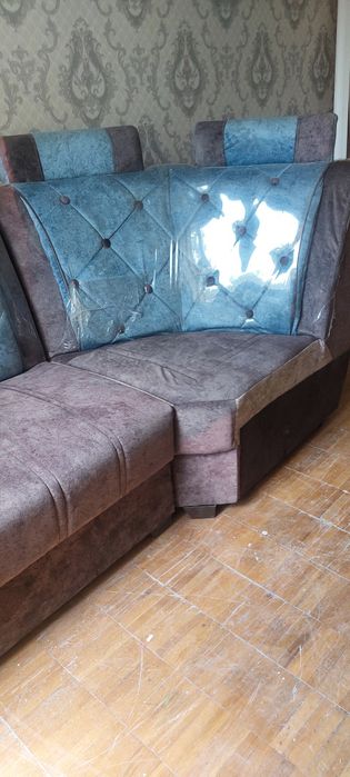 Продаётся диван и два кресла.