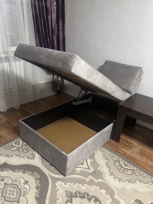 Угловой диван с журнальном столиком