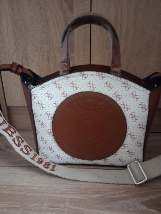 Дамска чанта на Guess топ качество