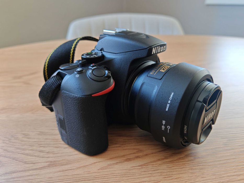 Nikon D3500 DSLR + Nikon 35mm