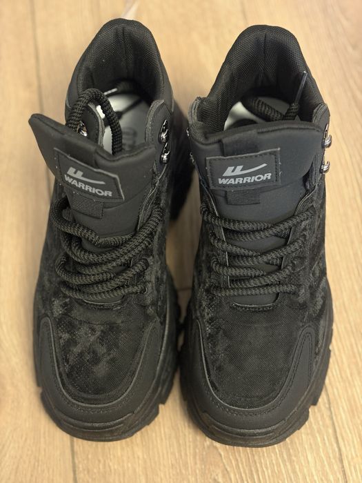 Продам новые ботинки унисекс.