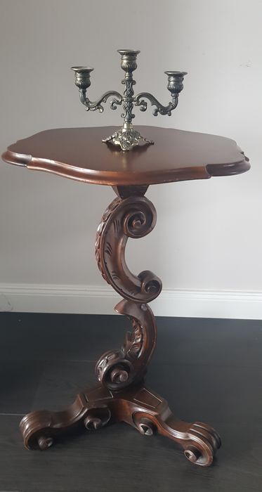 Măsuță veche Art Nouveau din lemn masiv sculptat