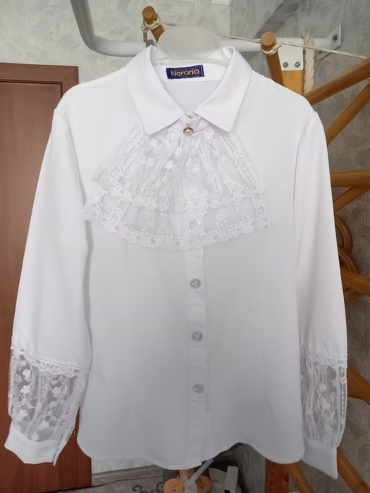 Продам школьную блузку на девочку