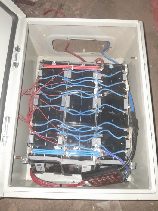 Vand controler pentru panou solar plus 1 pacuri de bateri facute la comanda 5,5kilowati