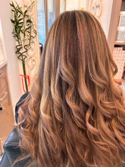 Tuns, vopsit și coafat