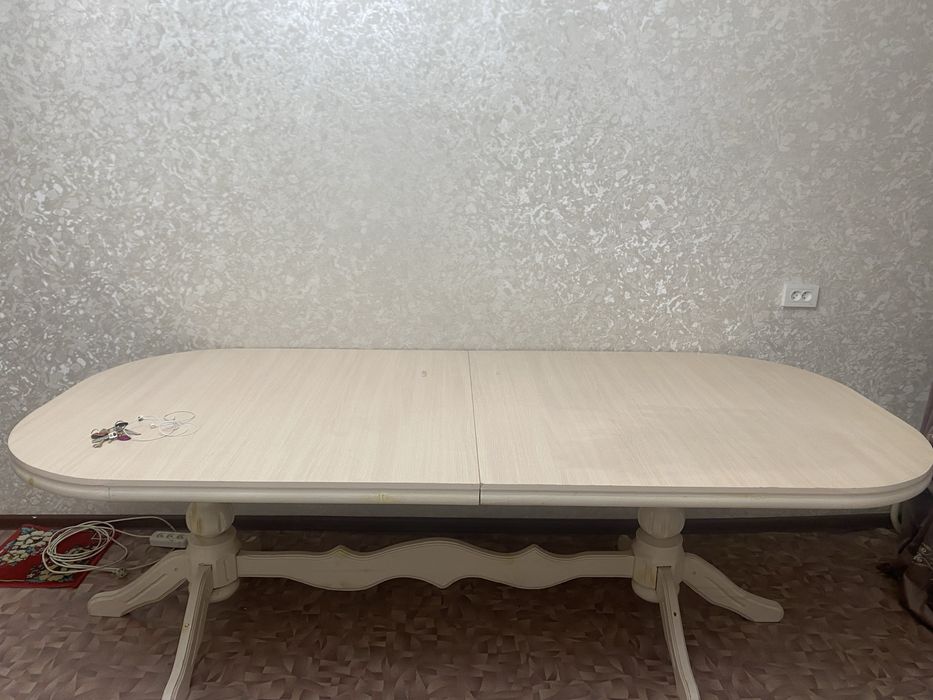 Продается овальный стол в отличном состоянии