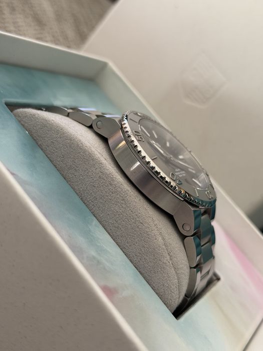 Oris Aquis Date Relief Cherry 43.5mm