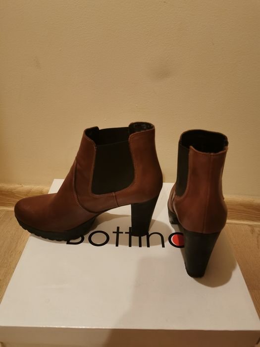 Ghete din piele naturala cu toc 38