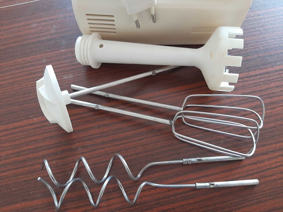 Електрически миксер, домакински с пасатор.